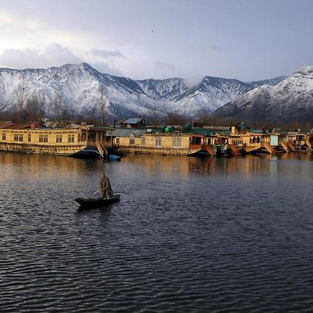 Houseboat Dunhill Bed & Breakfast ศรีนาการ์ ภายนอก รูปภาพ