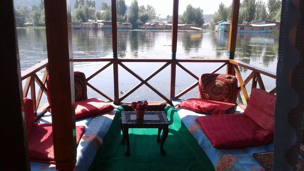 Houseboat Dunhill Bed & Breakfast ศรีนาการ์ ภายนอก รูปภาพ