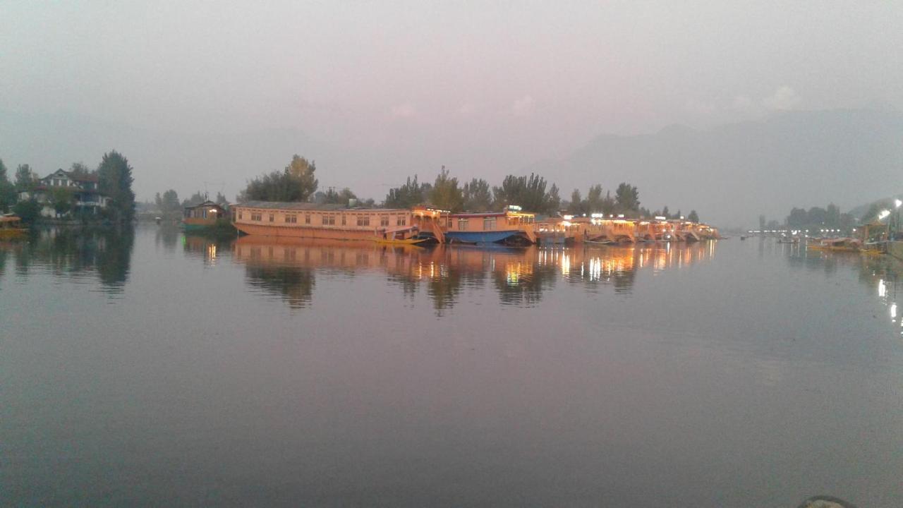 Houseboat Dunhill Bed & Breakfast ศรีนาการ์ ภายนอก รูปภาพ