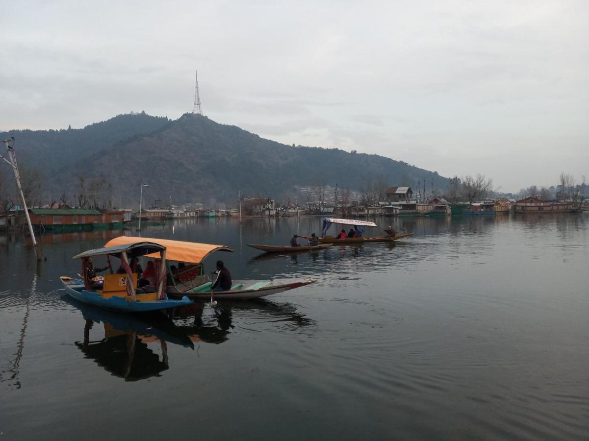 Houseboat Dunhill Bed & Breakfast ศรีนาการ์ ภายนอก รูปภาพ