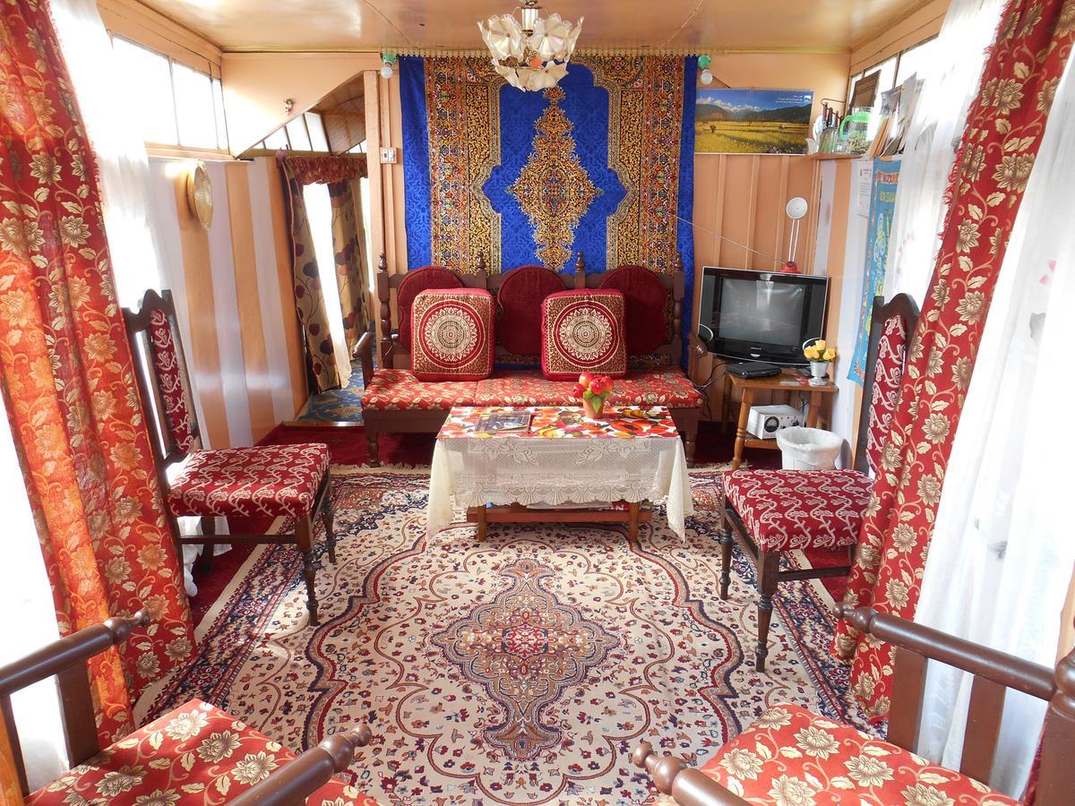 Houseboat Dunhill Bed & Breakfast ศรีนาการ์ ภายนอก รูปภาพ