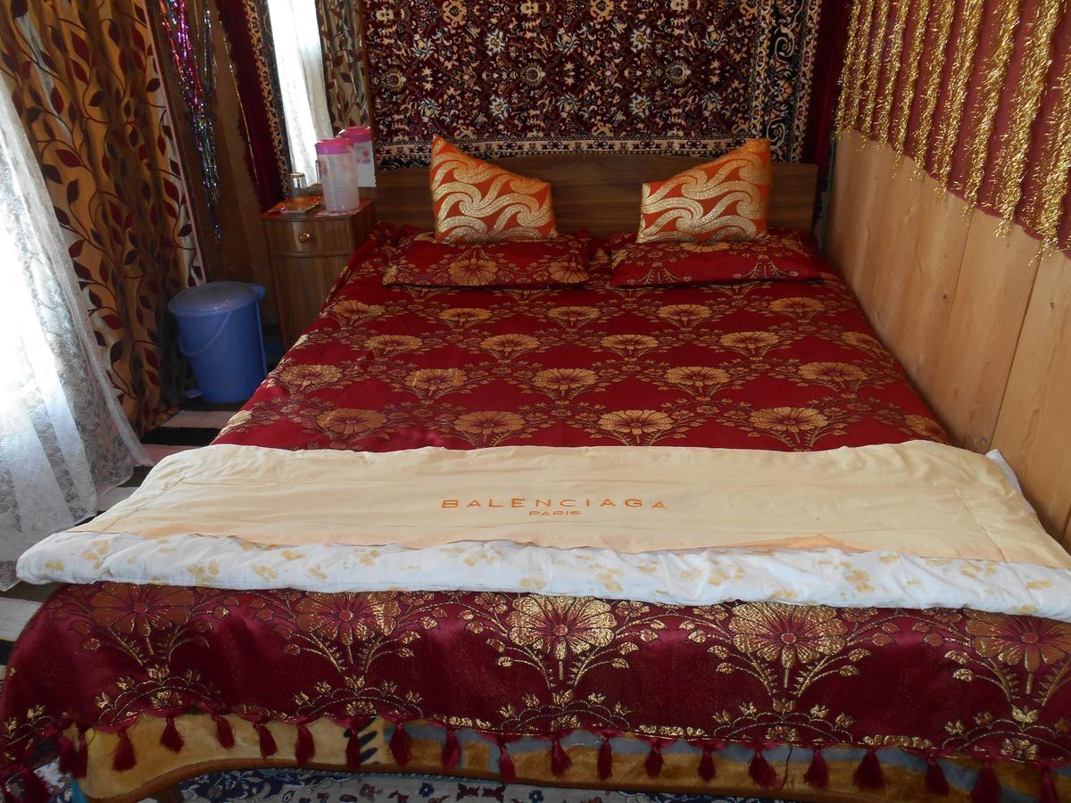 Houseboat Dunhill Bed & Breakfast ศรีนาการ์ ภายนอก รูปภาพ
