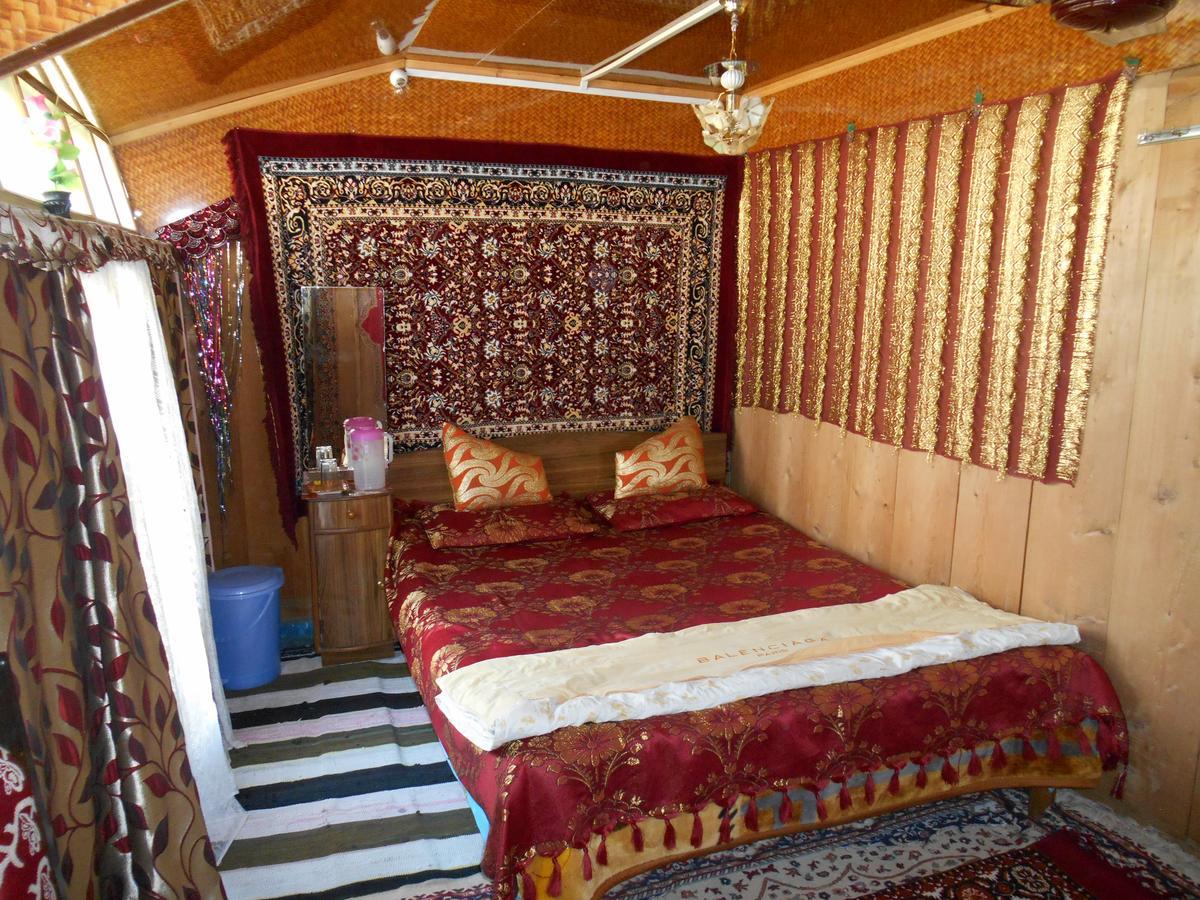 Houseboat Dunhill Bed & Breakfast ศรีนาการ์ ภายนอก รูปภาพ