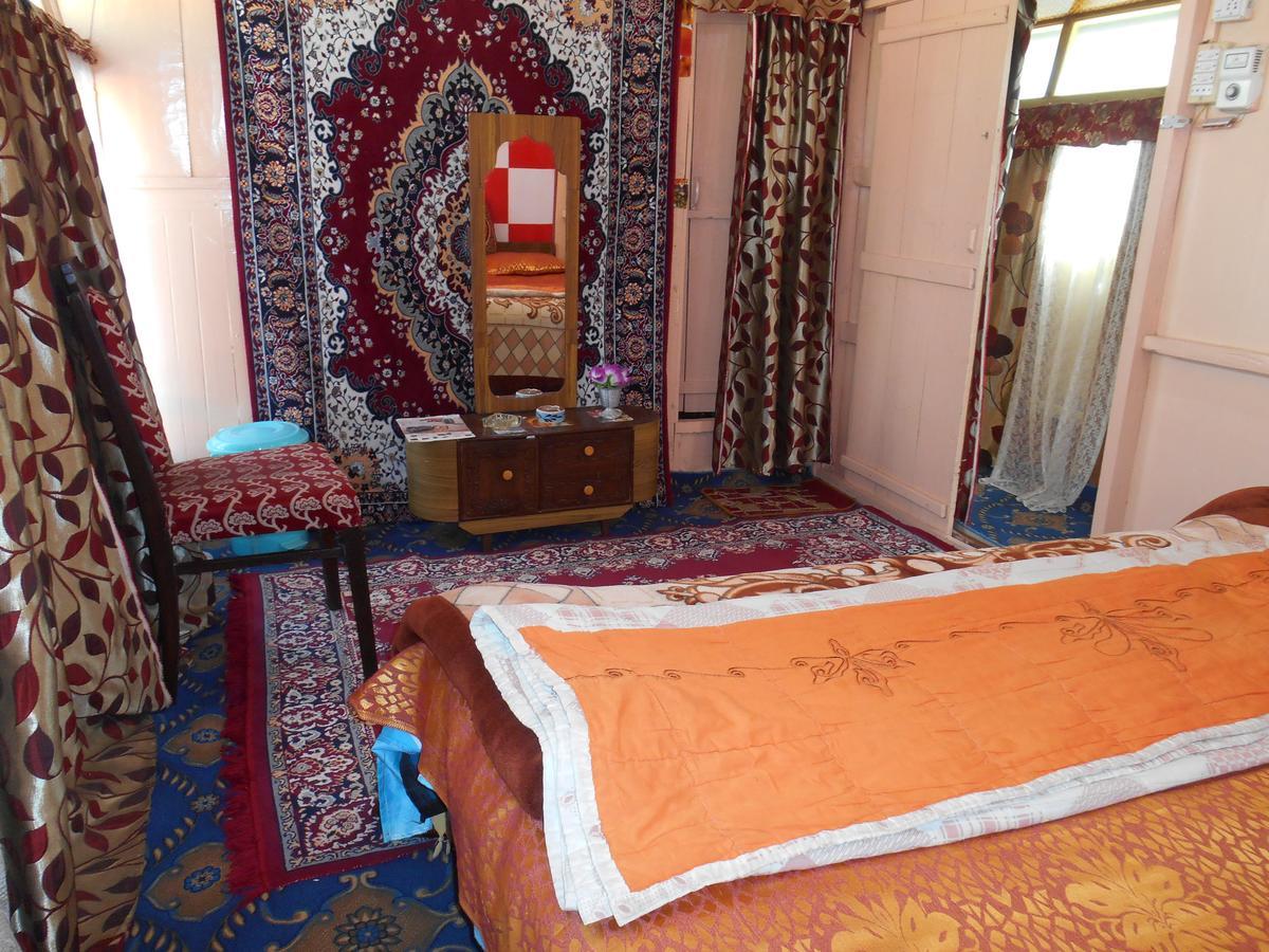Houseboat Dunhill Bed & Breakfast ศรีนาการ์ ภายนอก รูปภาพ