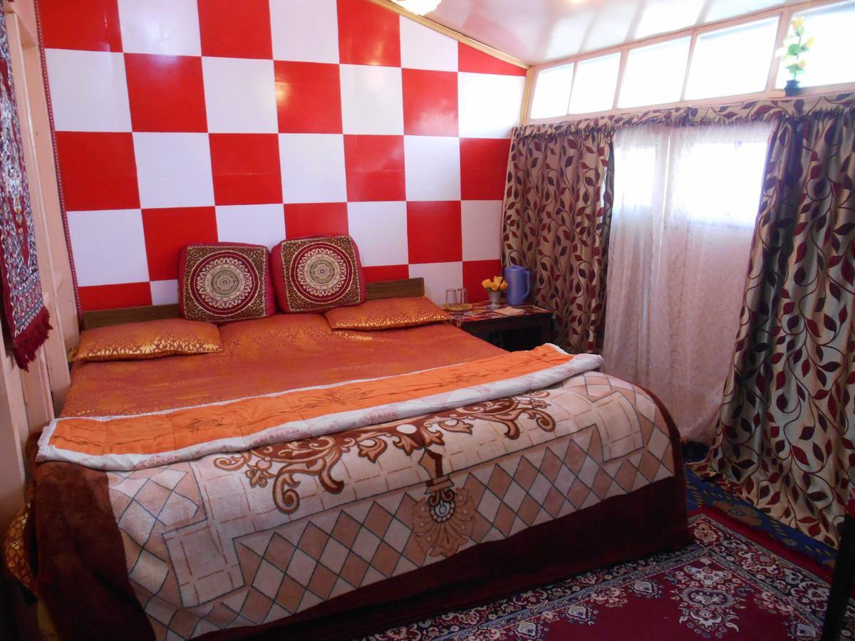 Houseboat Dunhill Bed & Breakfast ศรีนาการ์ ภายนอก รูปภาพ