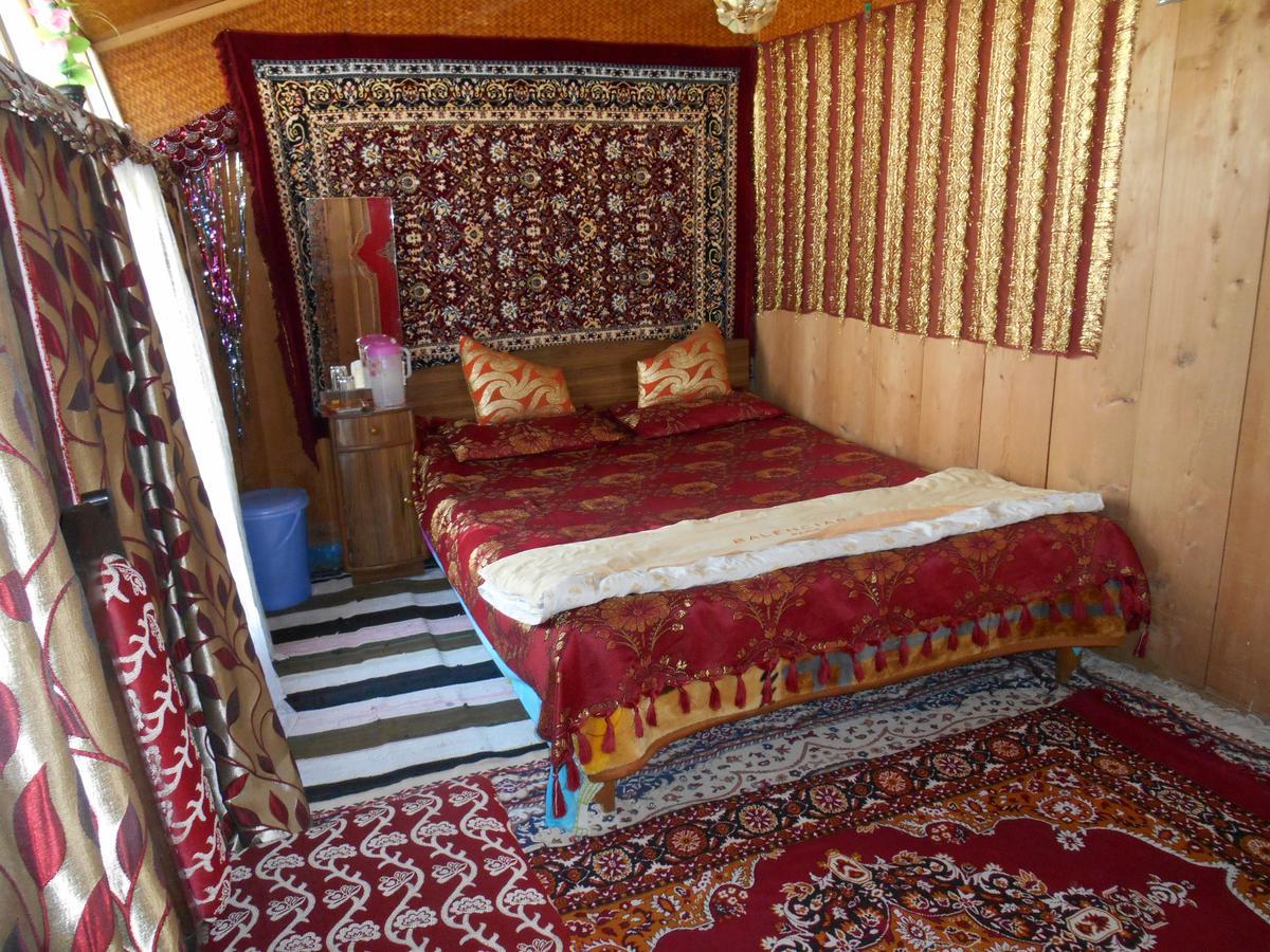 Houseboat Dunhill Bed & Breakfast ศรีนาการ์ ภายนอก รูปภาพ