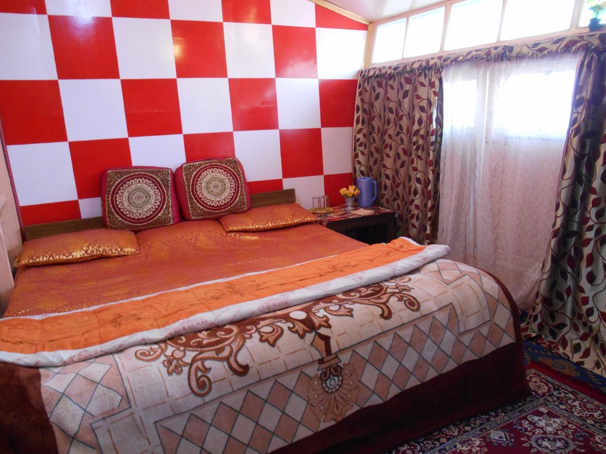 Houseboat Dunhill Bed & Breakfast ศรีนาการ์ ภายนอก รูปภาพ