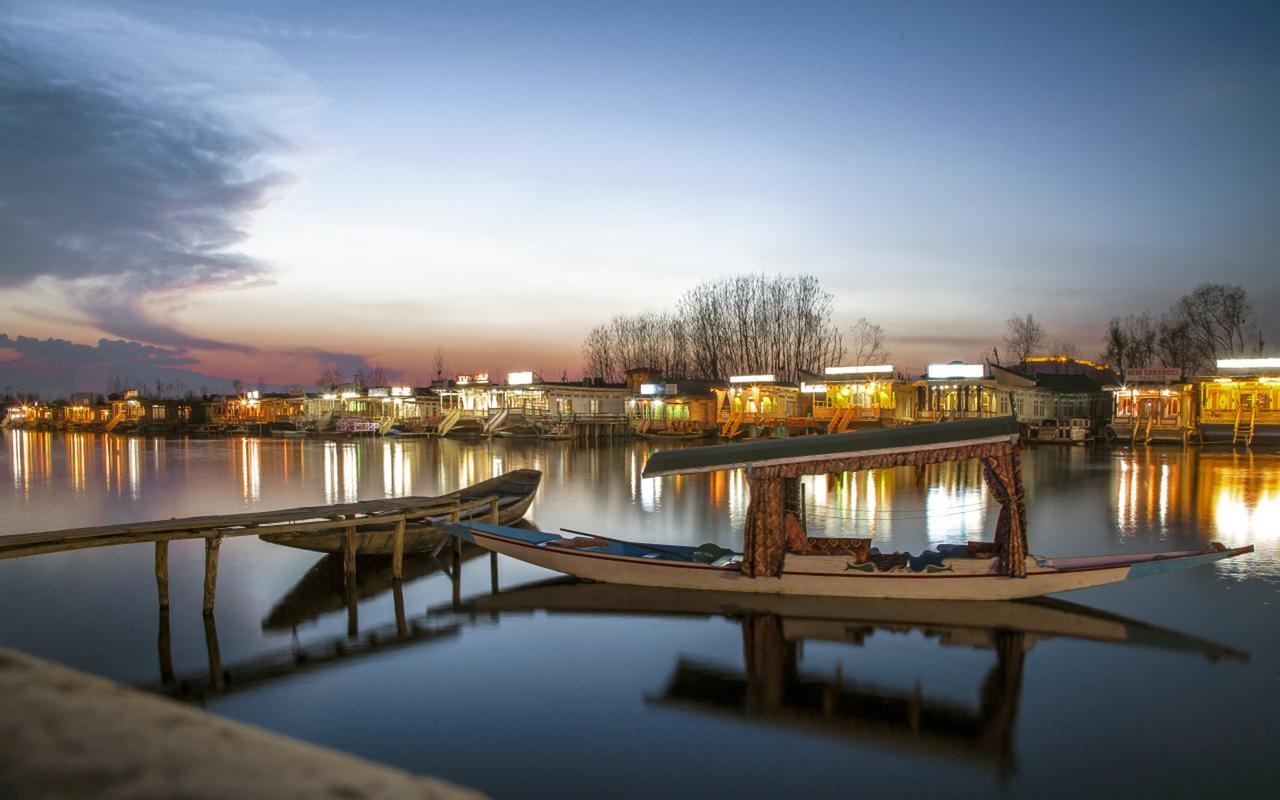 Houseboat Dunhill Bed & Breakfast ศรีนาการ์ ภายนอก รูปภาพ